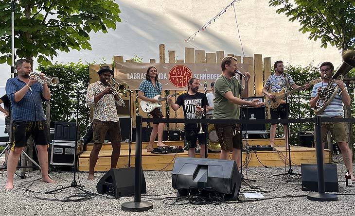 Ein Tag, drei Locations, 150 Stammtische: Zum Jubiläum lädt Schneider Weisse zur großen Stammtischtour 2022 mit LaBrassBanda (©Foto: Martin Schmitz)